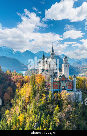 Das Schloss Neuschwanstein im Herbst, Alpsee hinter Schwangau, Ostallgäu, Allgäu, Swabia, Upper Bavaria, Bavaria, Germany Stockfoto