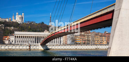 Panoramablick auf der Saône in Lyon mit roten Steg, Frankreich Stockfoto