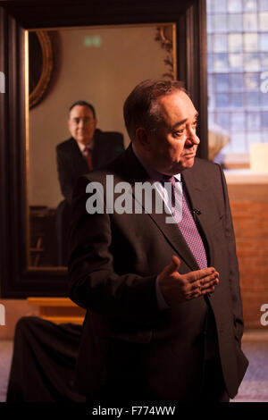 Edinburgh, UK. 26. November 2015. Ein Porträt des RT Hon Alex Salmond MP MSP Displays auf die Scottish National Portrait Gallery in dieser Woche. Das Porträt war Teil einer Gruppe von vierzehn Werke von Gerard M Burns gemalt. Abgebildete Alex Salmond. Pako Mera/Alamy Live-Nachrichten. Stockfoto