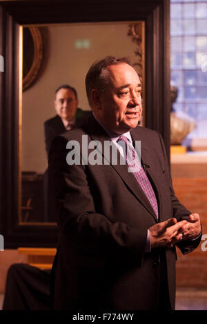 Edinburgh, UK. 26. November 2015. Ein Porträt des RT Hon Alex Salmond MP MSP Displays auf die Scottish National Portrait Gallery in dieser Woche. Das Porträt war Teil einer Gruppe von vierzehn Werke von Gerard M Burns gemalt. Abgebildete Alex Salmond Pako Mera/Alamy Live-Nachrichten. Stockfoto