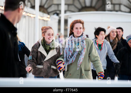 London, UK. 25. November 2015. Skater gegen den Winter-Blues auf der jährlichen Weihnachts-Eisbahn im historischen Somerset House am 28. November 2015 in London. Bildnachweis: Elena Rostunova/Alamy Live-Nachrichten Stockfoto