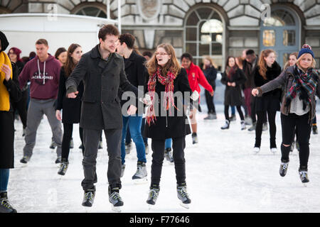 London, UK. 25. November 2015. Skater gegen den Winter-Blues auf der jährlichen Weihnachts-Eisbahn im historischen Somerset House am 28. November 2015 in London. Bildnachweis: Elena Rostunova/Alamy Live-Nachrichten Stockfoto