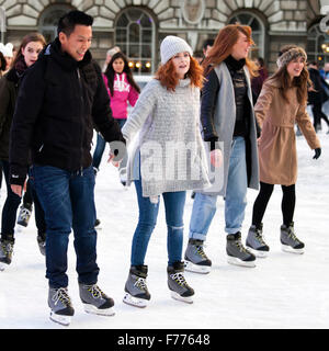 London, UK. 25. November 2015. Skater gegen den Winter-Blues auf der jährlichen Weihnachts-Eisbahn im historischen Somerset House am 28. November 2015 in London. Bildnachweis: Elena Rostunova/Alamy Live-Nachrichten Stockfoto