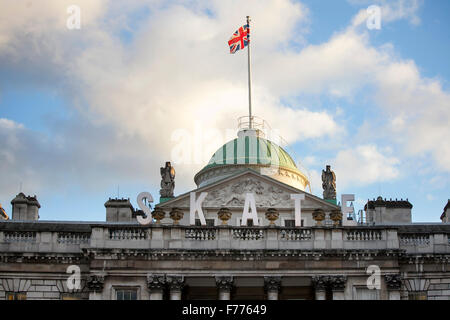 London, UK. 25. November 2015. Skater gegen den Winter-Blues auf der jährlichen Weihnachts-Eisbahn im historischen Somerset House am 28. November 2015 in London. Bildnachweis: Elena Rostunova/Alamy Live-Nachrichten Stockfoto