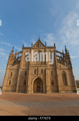 Vorderansicht der Kathedrale der Heiligen Barbara (ca. XIV Jh.) in der Stadt Kutna Hora, Tschechien. UNESCO-Weltkulturerbe Stockfoto