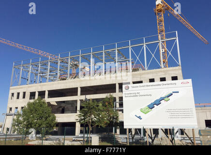 Datei - eine Datei Bild vom 11. Oktober 2015 zeigt die Baustelle der Pharmaunternehmen Takeda, in Oranienburg, Deutschland. Aufgrund der steigenden globalen Nachfrage baut der japanische pharmazeutische Hersteller Takeda Standort Oranienburg. FOTO: FABIAN FUCHS/ZB Stockfoto