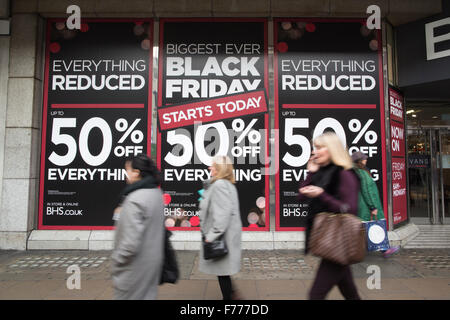 Oxford Street, London, UK. 26. November 2015.  Vorweihnachtliche Shopper herauskam in großer Zahl zur Oxford Street, in der Londoner West End zu versuchen und einige Schnäppchen zu finden, da Geschäfte reduzieren Preise auf vor dem Black Friday Preissenkungen auf Oxford Straße, London, England, UK-Credit: Jeff Gilbert/Alamy Live News Stockfoto