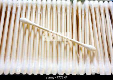 Eine Reihe von Wattestäbchen im Inneren ein q-Tip-Paket. Stockfoto