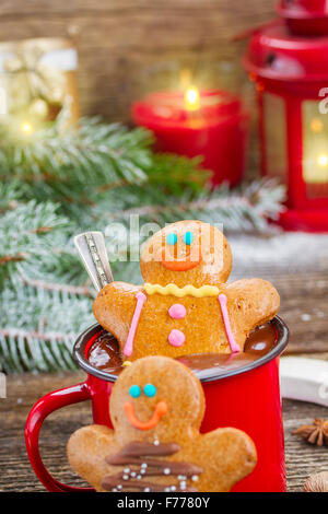 Lebkuchenmänner mit Tasse heiße Schokolade Stockfoto