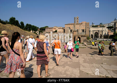 Italien, Rom, Forum Romanum, Touristen, die entlang der Via Sacra (heilige Straße) spazieren Stockfoto