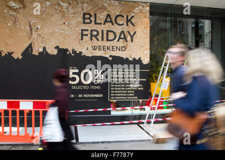 London, UK. 26. November 2015. Geschäfte auf der Oxford Street vorbereiten der geschäftigsten shopping-Tag des Jahres, wie Käufer suchen Sie nach Schnäppchen und auf Kredit Rabatte: Amer Ghazzal/Alamy Live-Nachrichten Stockfoto