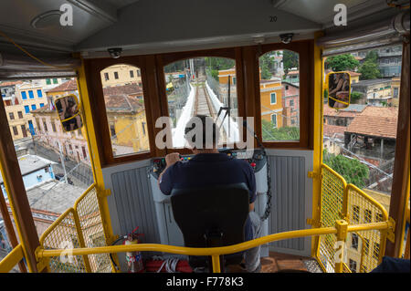 RIO DE JANEIRO, Brasilien - 22. Oktober 2015: Blick aus dem Fahrersitz der Bonde Straßenbahn nach Santa Teresa vorbei Lapa Bögen. Stockfoto