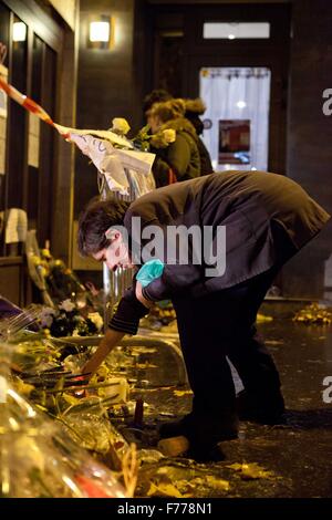 Paris greift Cafe La Bonne Biere, stellen den Menschen Trauer wo 5 Opfer von Kalaschnikow, Terroranschlag auf 13.11.15 starb. Stockfoto