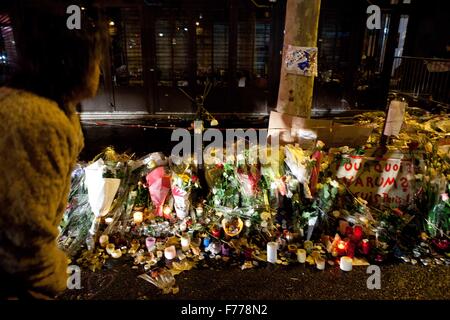 Paris greift Cafe La Bonne Biere, stellen den Menschen Trauer wo 5 Opfer von Kalaschnikow, Terroranschlag auf 13.11.15 starb. Stockfoto