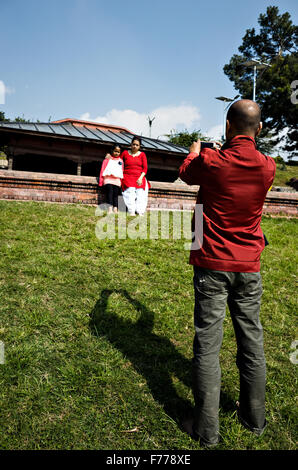 ein Mann fotografiert seine Familie bei Pashupatinath Tempel-Komplex, Kathmandu Stockfoto