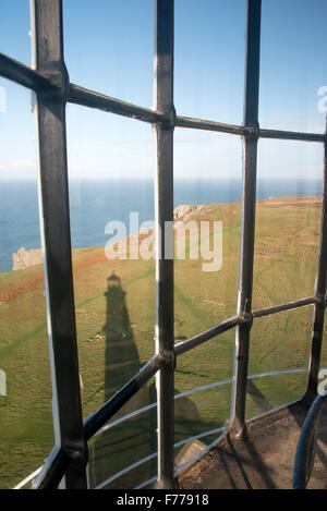 Lundy "Alte Light" original Leuchtturm der Insel, jetzt im Ruhestand. Blick heraus zum Meer von der Laternenraum Stockfoto