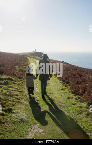 Mutter und Sohn (ca. 4-5 Jahre alt) Fuß auf abgelegenen Lundy Island in den Bristolkanal Stockfoto