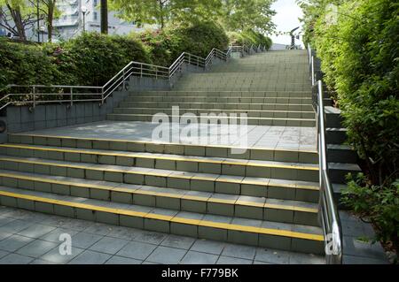 Grüner Streifen prasselten Landschaft des Aufbaus und Treppensteigen zu konfrontieren Stockfoto