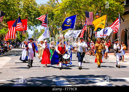 California Pioneers Akteure führen den 4. Juli Feier-Parade in Santa Barbara Stockfoto