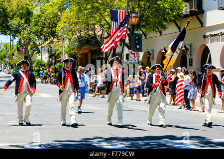 Männer des Marsches auf Zustand-Straße an den 4. Juli 1776 Gruppe parade in Santa Barbara Kalifornien Stockfoto
