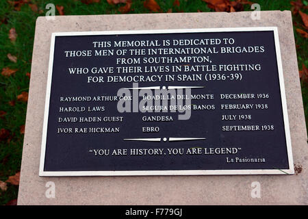 KENOTAPH SOUTHAMPTON "UNSERE GLORREICHEN TOTEN: IHR NAME LEBT FÜR IMMER" Stockfoto