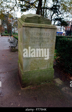 KENOTAPH SOUTHAMPTON "UNSERE GLORREICHEN TOTEN: IHR NAME LEBT FÜR IMMER" Stockfoto