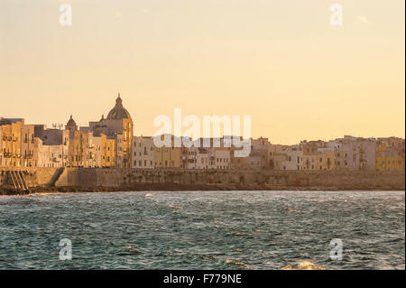 Skyline von Trapani, die Ufermauer auf der Nordseite von Trapani, Sizilien. Stockfoto