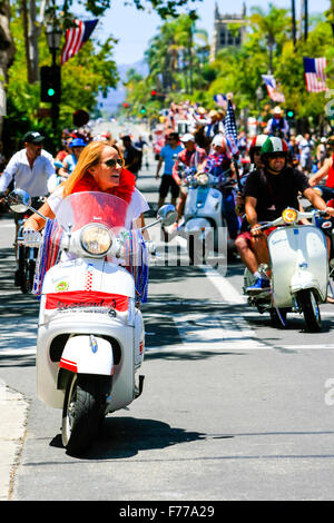 Die italienischen Roller Group Show ihre patriotische Fieber auf den 4. Juli parade in Santa Barbara, Kalifornien Stockfoto