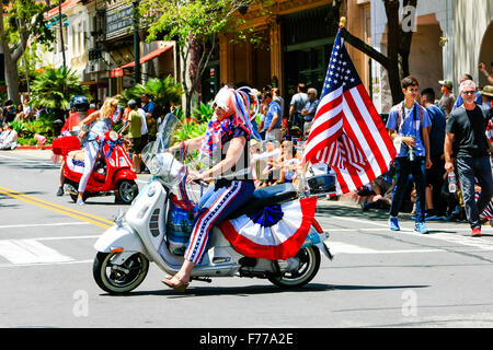 Die italienischen Roller Group Show ihre patriotische Fieber auf den 4. Juli parade in Santa Barbara, Kalifornien Stockfoto