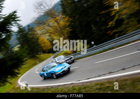 Klassische Opel GT und Mercedes SLC 450 auf Hügel klettern, Bayern, Deutschland Stockfoto