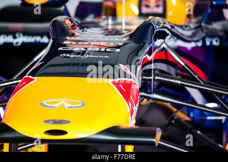 Eine abstrakte Sicht auf Webberss Red Bull RB9 Formel1 Rennwagen an Silverstone Rennstrecke während der Wings for Life Run Stockfoto