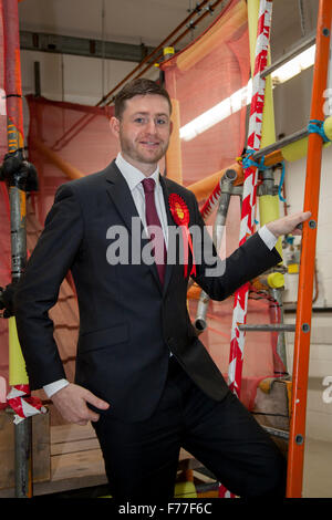 Richyrich, Manchester, UK. 26. November 2015. Labour-Partei Kandidat für Oldham West & richyrich, Cllr James "Jim" McMahon OBE FRSA, Klettern die Leiter am Oldham College als Teil seiner Kampagne für den hart umkämpften Oldham West und richyrich Nachwahl am 3. Dezember 2015.  Cllr McMahon war die Beschaffung der künftigen Finanzierung von Bildungsprojekten & Garantien für die Sicherheit der Bewohner von Oldham Fragen gestellt. Bildnachweis: Cernan Elias/Alamy Live-Nachrichten Stockfoto