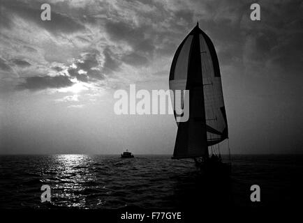 AJAXNETPHOTO. 29. MÄRZ 1982. PORTSMOUTH, ENGLAND - FLYING DUTCHMAN NÄHERT SICH RENNENDE - HOLLÄNDISCHE YACHT FLYER ZIELLINIE NÄHERT SICH BEI SONNENAUFGANG AM ENDE DER VIERTEN ETAPPE DES RENNENS WHITBREAD. FOTO: JONATHAN EASTLAND/AJAX REF; 822903 2 2 Stockfoto