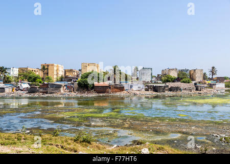 Armut in der Dritten Welt Lifestyle: Apartment Blocks, Riverside Baracken, Slums an den Ufern des verschmutzten Adyar Flussmündung, Chennai, Tamil Nadu, Indien Stockfoto