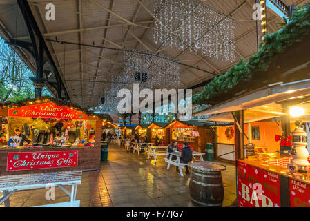 Warrington Stadtzentrum mit Weihnachtsbeleuchtung und Dekorationen verziert. Cheshire Nordwestengland. Der alte Fischmarkt Stockfoto