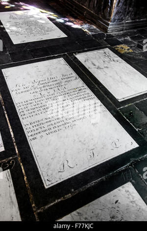 18. Jahrhundert Inschrift in lateinischer Sprache auf weißen Marmor Grabstein / eingeschnitten, Platte in Saint Bavo Kathedrale, Gent, Flandern, Belgien Stockfoto