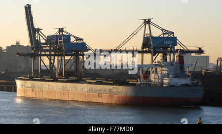 Nordsee, Kap Dover bulk carrier in Rotterdam Hafen bei Sonnenaufgang mit Versand, Bulk Container Schlepper Stockfoto