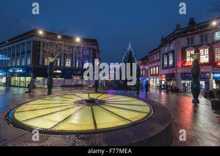 Warrington Stadtzentrum mit Weihnachtsbeleuchtung und Dekorationen verziert. Cheshire Nordwestengland. Stockfoto