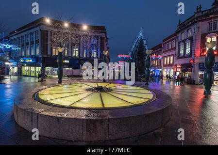 Warrington Stadtzentrum mit Weihnachtsbeleuchtung und Dekorationen verziert. Cheshire Nordwestengland. Stockfoto