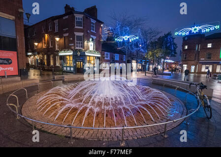 Warrington Stadtzentrum mit Weihnachtsbeleuchtung und Dekorationen verziert. Cheshire Nordwestengland. Stockfoto