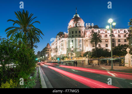 Hotel Negresco an der Promenade des Anglais in Nizza, Palmen, Verkehr, Twilight, Provence-Alpes-Cote d ' Azur, Frankreich Stockfoto