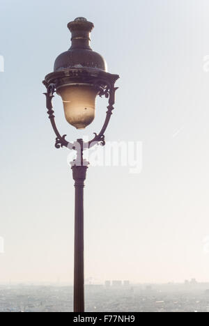 Vintage Straßenlaterne am Montmartre mit Morgen neblig Skyline von Paris in der Ferne Stockfoto