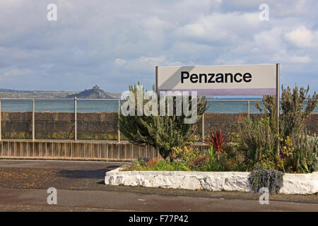 Zum Zeilenende Anzeichen einer "Penzance" mit St. Michaels mount auf die Seite der es über das Wasser. Stockfoto