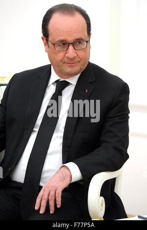 Moskau, Russland. 26. November 2015. Der französische Präsident Francois Hollande bei seinem Treffen mit russischen Präsidenten Vladimir Putin im Kreml 26. November 2015 in Moskau, Russland. Hollande ist in Moskau für eine Einheitsfront gegen den islamischen Staat nach Terror-Anschlägen in Paris schieben. Bildnachweis: Planetpix/Alamy Live-Nachrichten Stockfoto