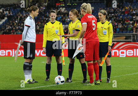 Schauinsland-Reisen-Arena, Duisburg, Deutschland. 26. November 2015. Womens International Friendly. Deutschland gegen England. Coin Toss zu Beginn des Spiels. Bildnachweis: Aktion Plus Sport/Alamy Live-Nachrichten Stockfoto