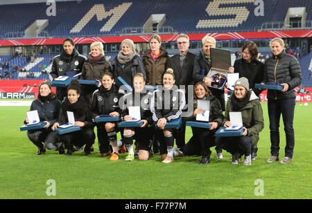 Schauinsland-Reisen-Arena, Duisburg, Deutschland. 26. November 2015. Womens International Friendly. Deutschland gegen England. Rekruten zu Deutschlands Wall of Fame. Bildnachweis: Aktion Plus Sport/Alamy Live-Nachrichten Stockfoto