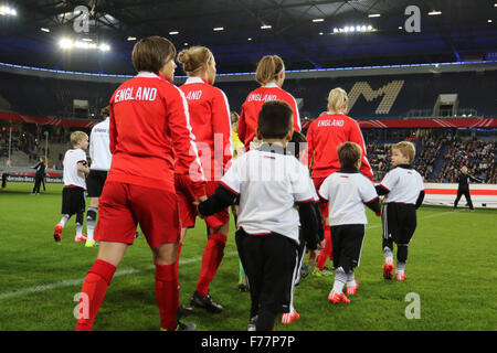 Schauinsland-Reisen-Arena, Duisburg, Deutschland. 26. November 2015. Womens International Friendly. Deutschland gegen England. England, durch die Maskottchen geführt. Bildnachweis: Aktion Plus Sport/Alamy Live-Nachrichten Stockfoto
