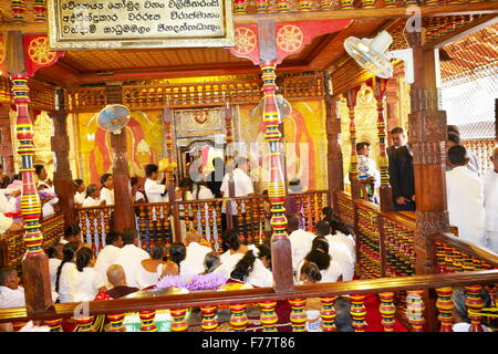 Sri Lanka, Kandy - Pilger im Inneren des Tempels der Zahn, Sri Dalada Maligawa, UNESCO-Weltkulturerbe, buddhistischen Schrein Stockfoto