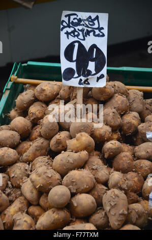 Lokalen Jersey Royal Kartoffeln auf dem zentralen Markt in St. Helier, Jersey, Kanalinseln. Stockfoto