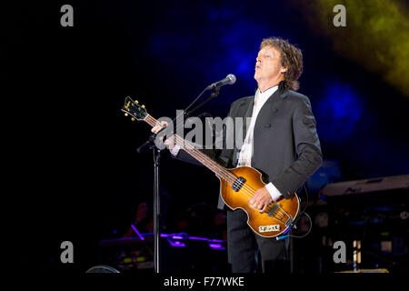 Dover, Deleware, USA. 19. Juni 2015. Legendäre Musiker Sir PAUL MCCARTNEY live auf der Bühne bei den Firely Musikfestspielen in Dover, Delaware spielt © Daniel DeSlover/ZUMA Draht/Alamy Live News Stockfoto